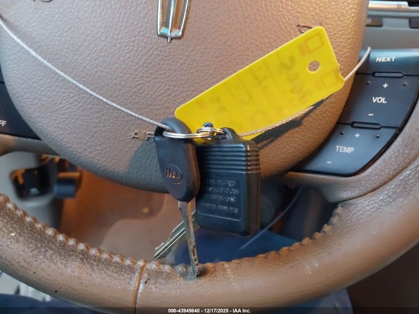 2005 Lincoln Town Car Signature Limited VIN: 1LNHM82W05Y636901 Lot: 43949840