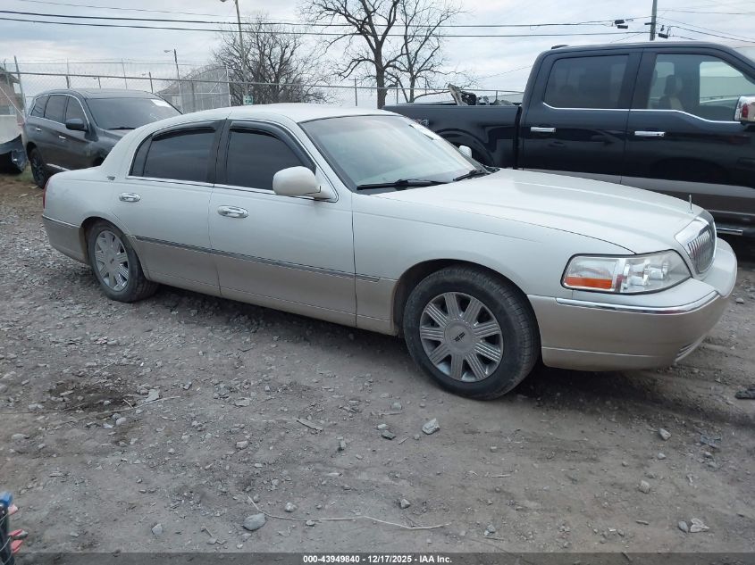 2005 Lincoln Town Car Signature Limited VIN: 1LNHM82W05Y636901 Lot: 43949840