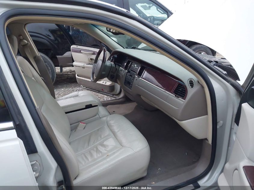 2005 Lincoln Town Car Signature Limited VIN: 1LNHM82W05Y636901 Lot: 43949840