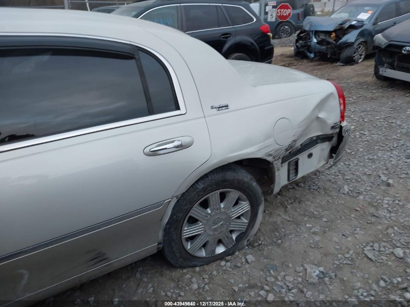 2005 Lincoln Town Car Signature Limited VIN: 1LNHM82W05Y636901 Lot: 43949840
