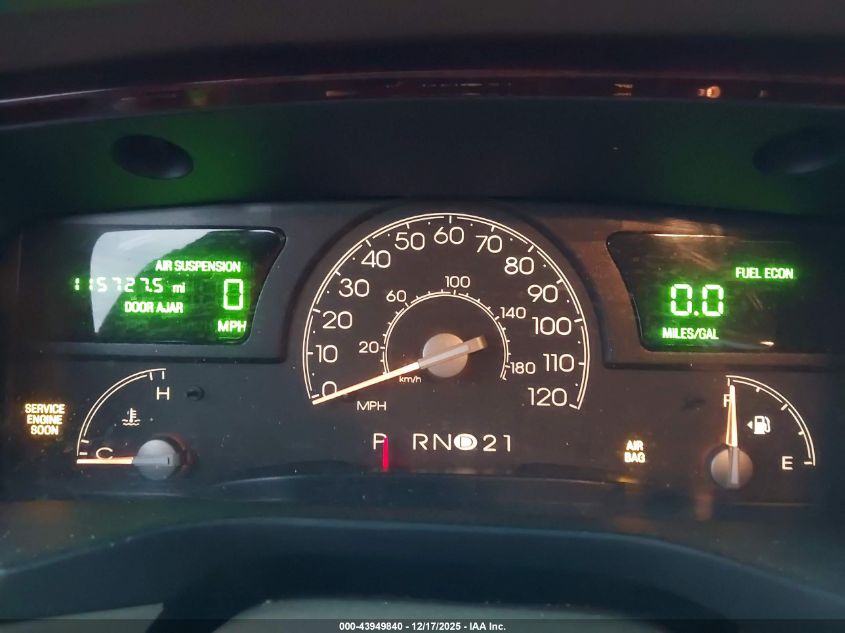 2005 Lincoln Town Car Signature Limited VIN: 1LNHM82W05Y636901 Lot: 43949840