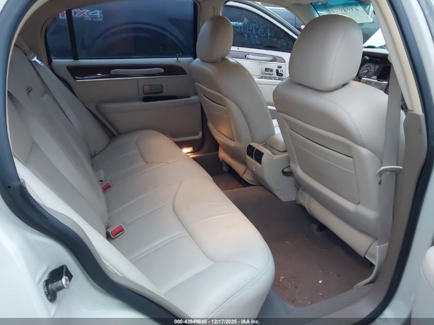 2005 Lincoln Town Car Signature Limited VIN: 1LNHM82W05Y636901 Lot: 43949840