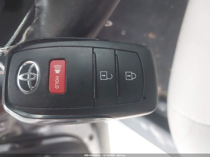 2022 Toyota Corolla Cross Le VIN: 7MUCAABG2NV024451 Lot: 43950902