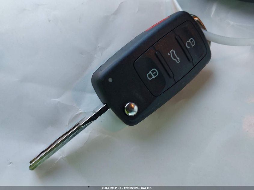 2013 Volkswagen Beetle 2.5L VIN: 3VWJP7AT4DM605818 Lot: 43951133