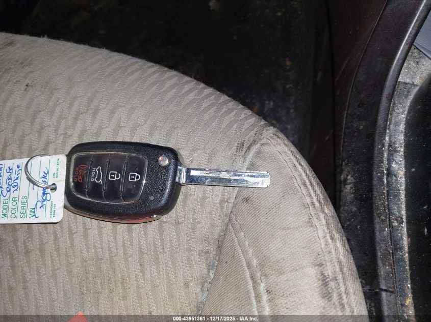 2017 Hyundai Santa Fe Sport 2.4L VIN: 5NMZUDLB4HH021736 Lot: 43951361