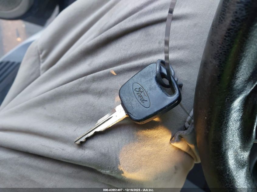 2000 Ford Explorer Xlt VIN: 1FMDU73E9YZC55898 Lot: 43951407