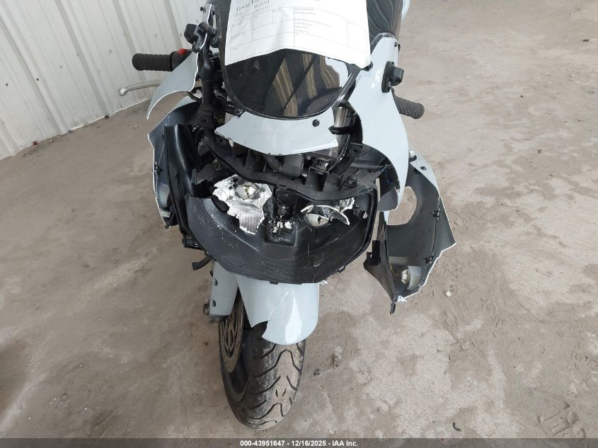 2001 Suzuki Gsx-R750 VIN: JS1GR7HA312101561 Lot: 43951647