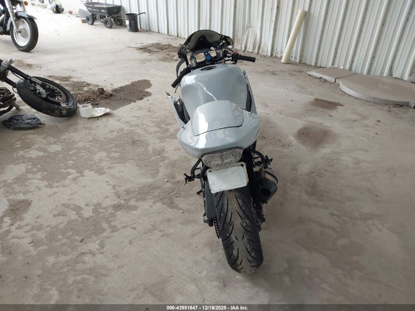 2001 Suzuki Gsx-R750 VIN: JS1GR7HA312101561 Lot: 43951647