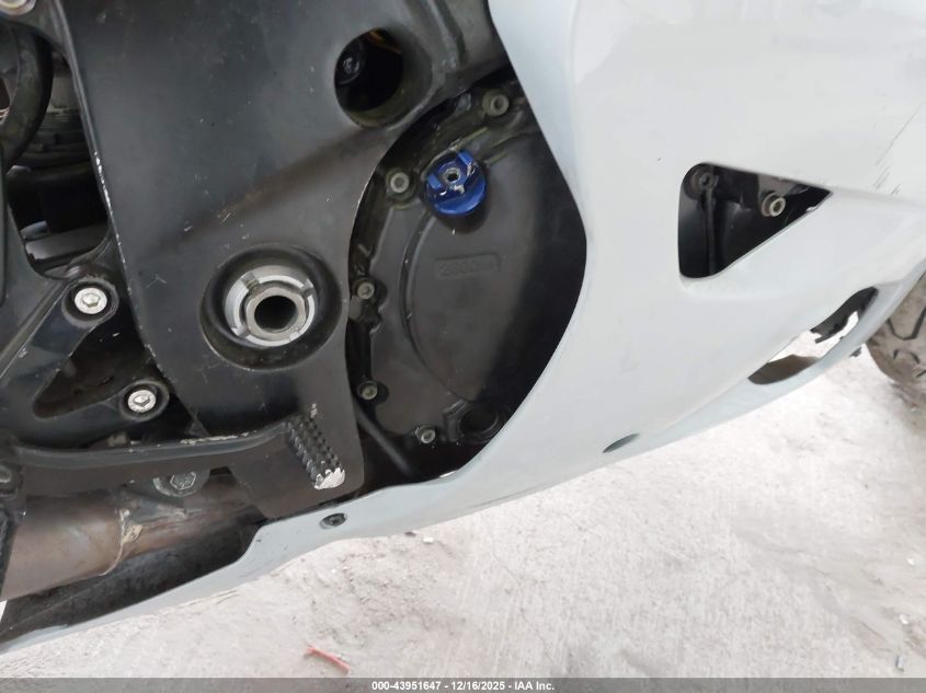 2001 Suzuki Gsx-R750 VIN: JS1GR7HA312101561 Lot: 43951647