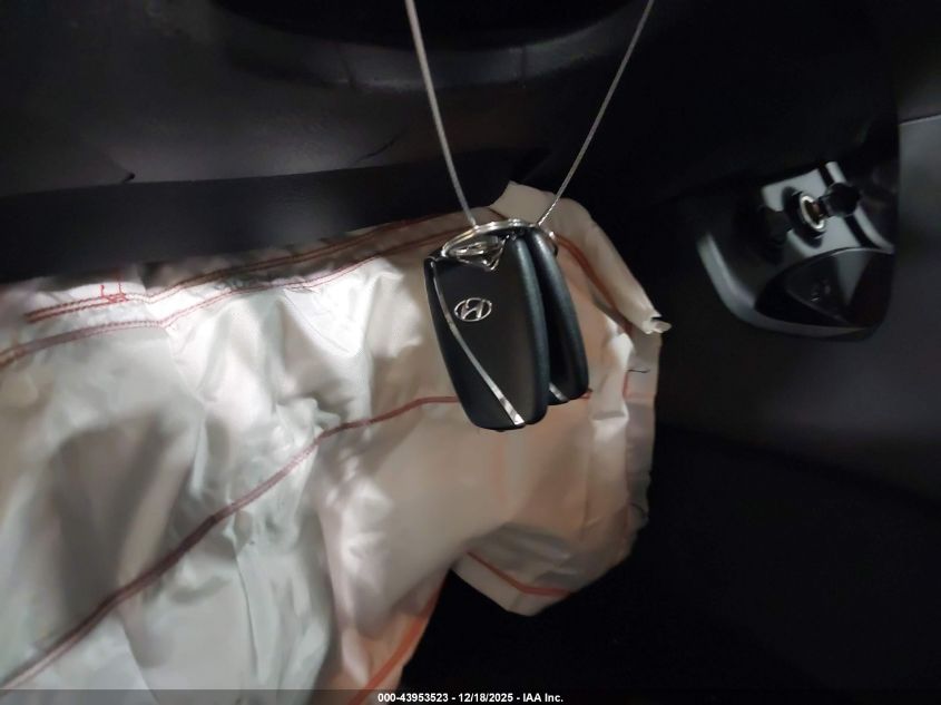 2018 Hyundai Santa Fe Sport 2.4L VIN: 5XYZUDLB4JG543525 Lot: 43953523