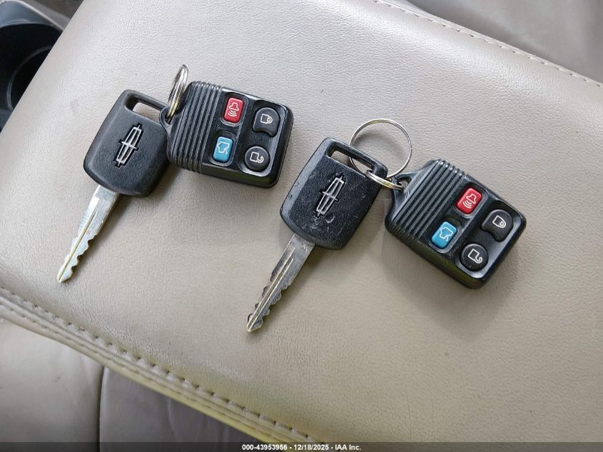 2010 Lincoln Town Car Signature Limited VIN: 2LNBL8CV8AX750072 Lot: 43953956