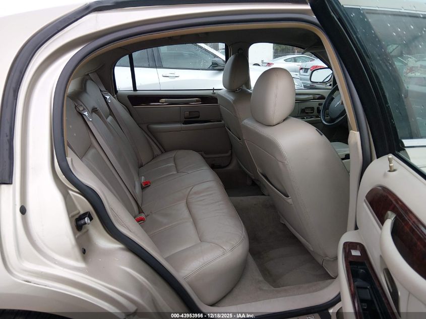 2010 Lincoln Town Car Signature Limited VIN: 2LNBL8CV8AX750072 Lot: 43953956