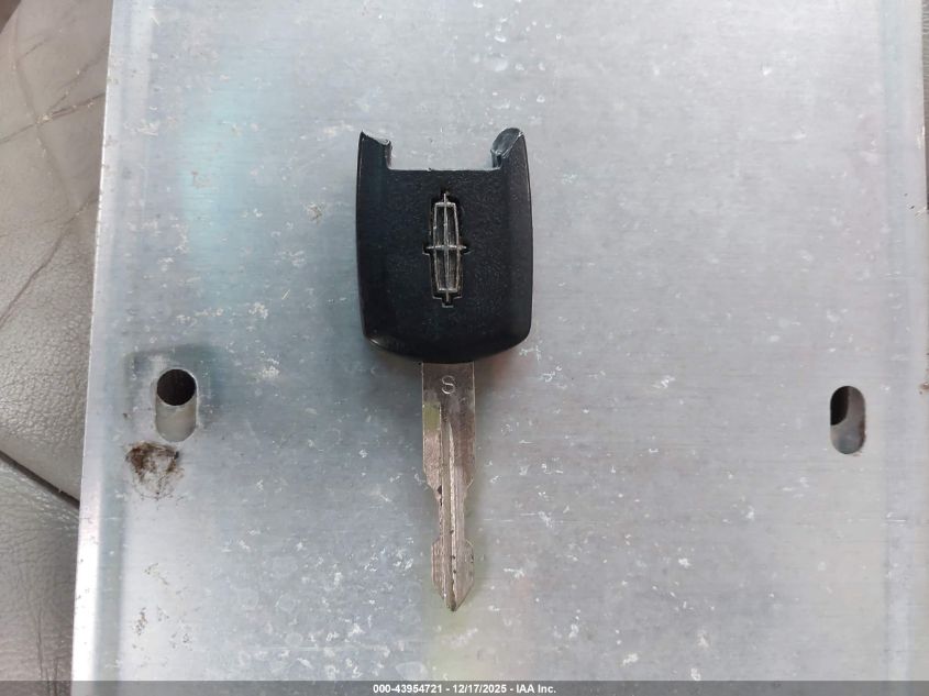 2007 Lincoln Town Car Signature VIN: 1LNHM81VX7Y618028 Lot: 43954721