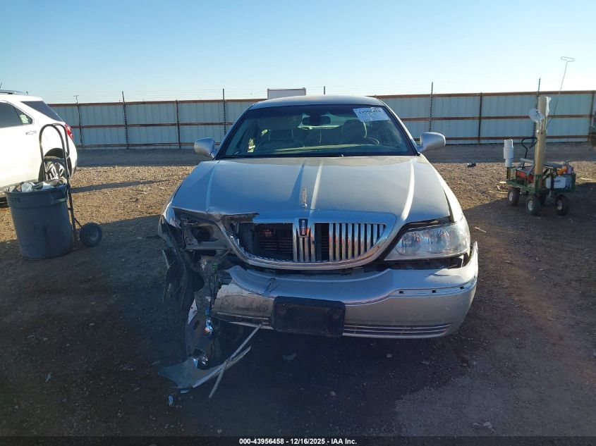 2003 Lincoln Town Car Signature VIN: 1LNHM82W03Y671774 Lot: 43956458