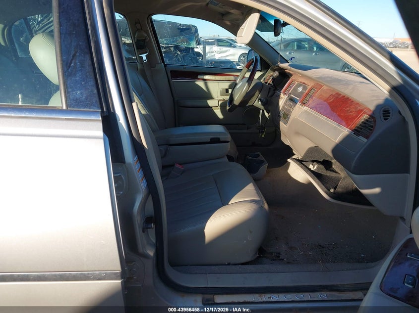 2003 Lincoln Town Car Signature