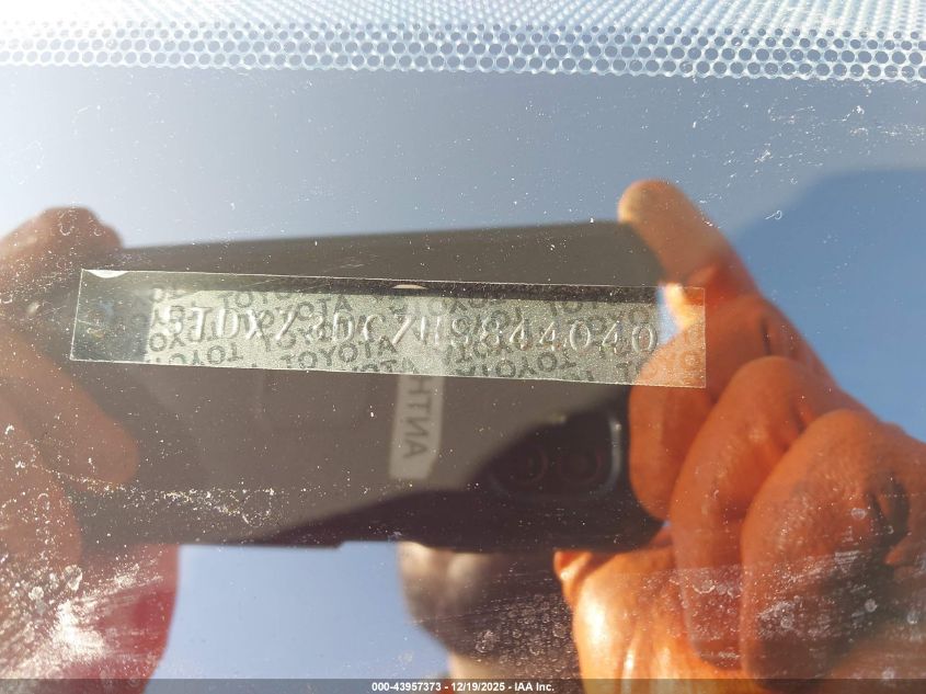 2017 Toyota Sienna Se 8 Passenger VIN: 5TDXZ3DC7HS844040 Lot: 43957373