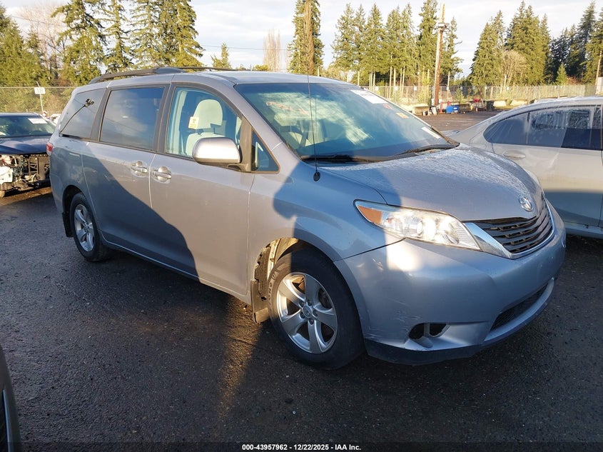 2013 Toyota Sienna Le V6 8 Passenger