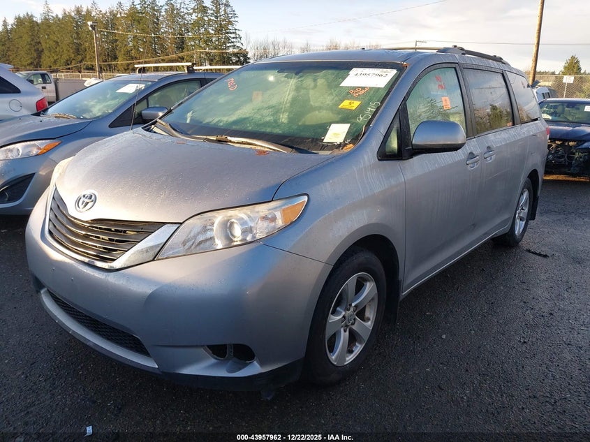 2013 Toyota Sienna Le V6 8 Passenger