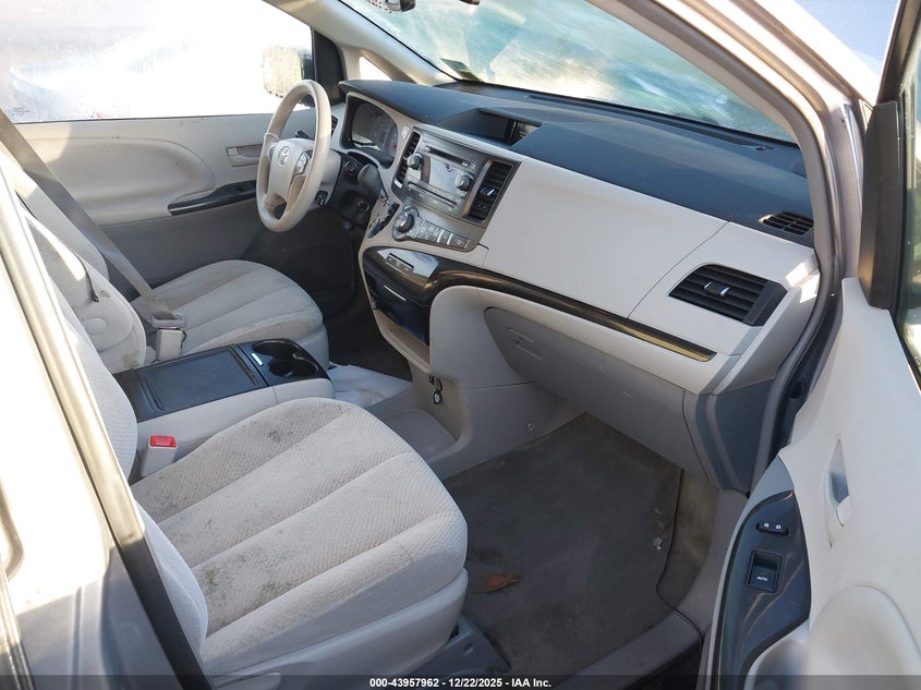 2013 Toyota Sienna Le V6 8 Passenger