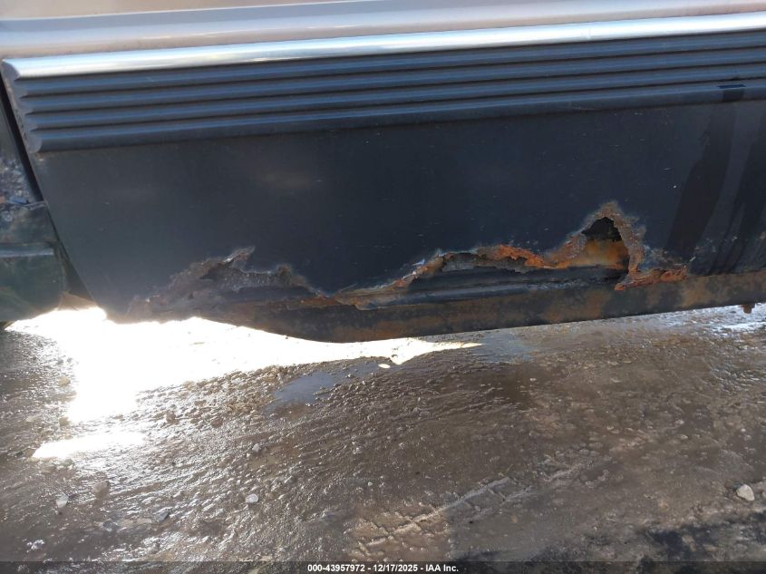 1996 Chevrolet Gmt-400 K1500 VIN: 2GCEK19R8T1251591 Lot: 43957972