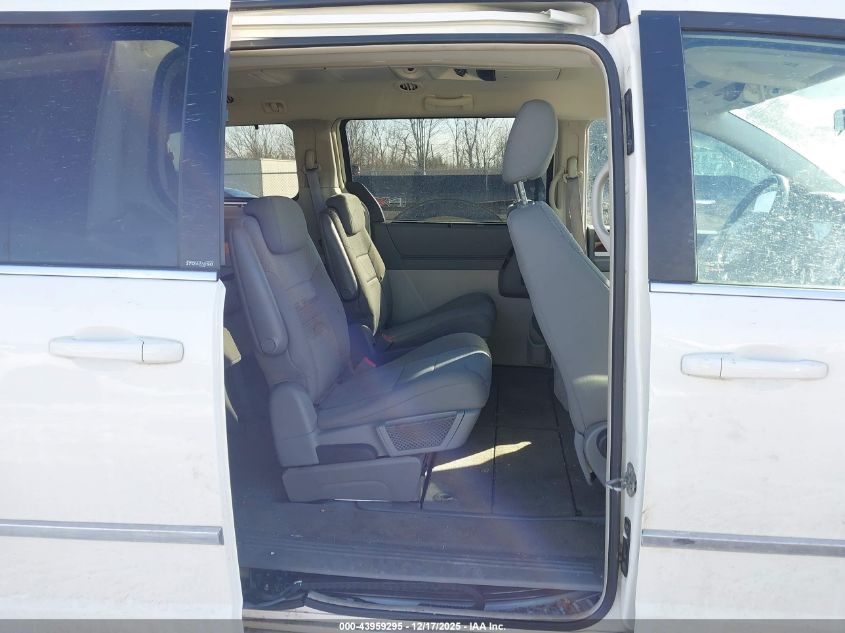 2010 Chrysler Town & Country Touring VIN: 2A4RR5D12AR105203 Lot: 43959295