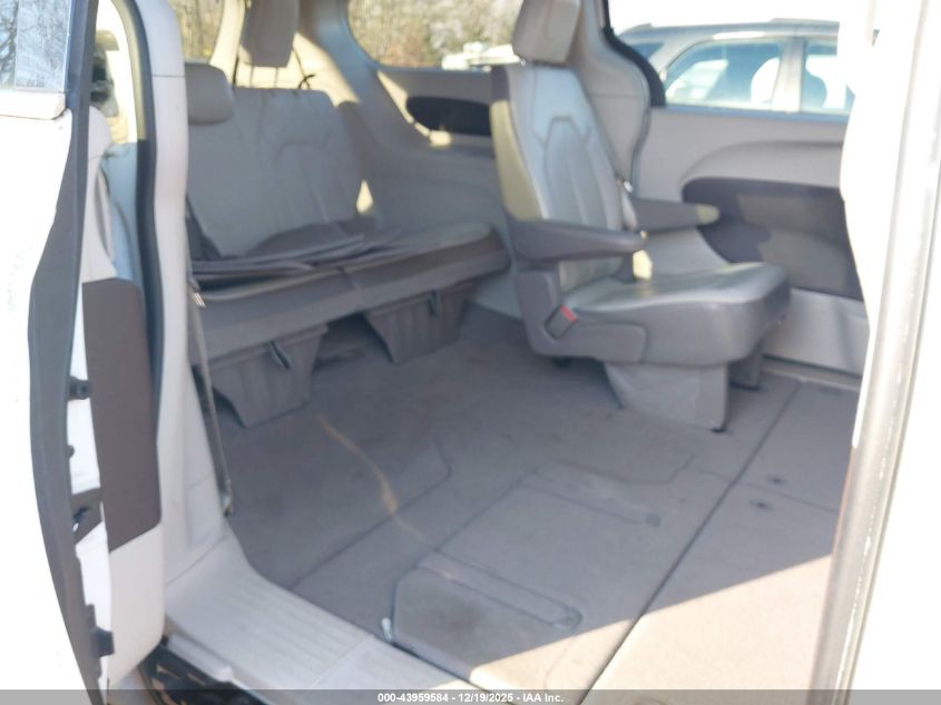 2017 Chrysler Pacifica Touring-L VIN: 2C4RC1BGXHR535207 Lot: 43959584