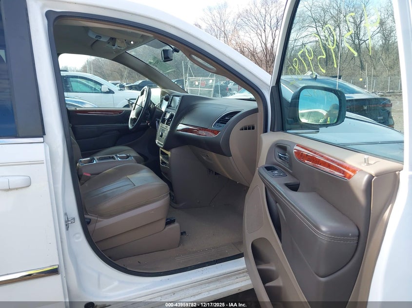 2016 Chrysler Town & Country Touring