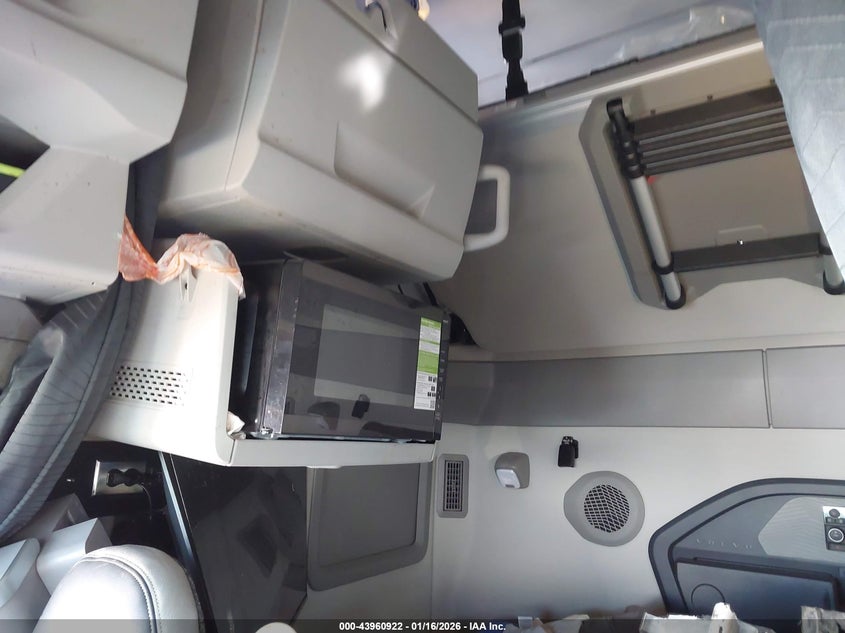 4V4BC9EHXTN706343 2026 Volvo New Vnl white