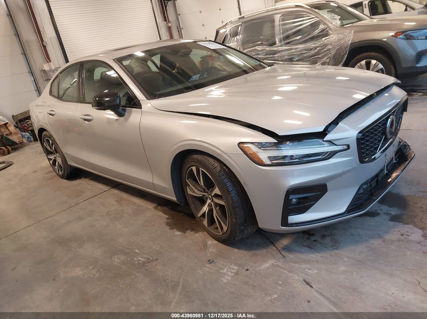 VOLVO S60 B5 PLUS DARK THEME 2024