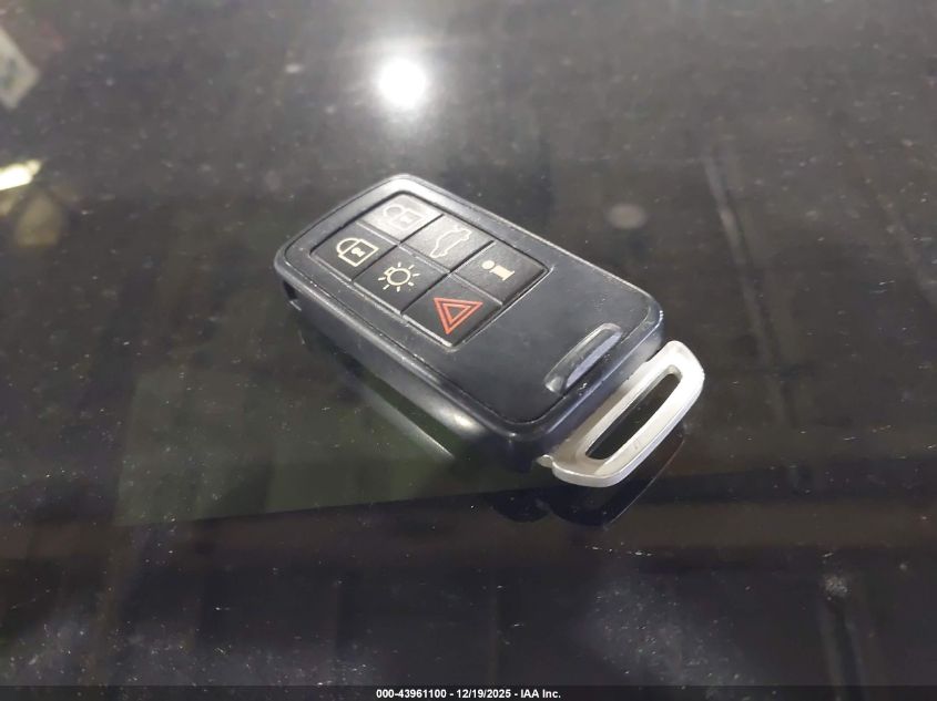 2014 Volvo Xc60 T6 R-Design VIN: YV4902DZ3E2530032 Lot: 43961100