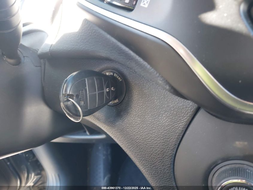 2019 Jeep Cherokee Latitude 4X4 VIN: 1C4PJMCB4KD484220 Lot: 43961370