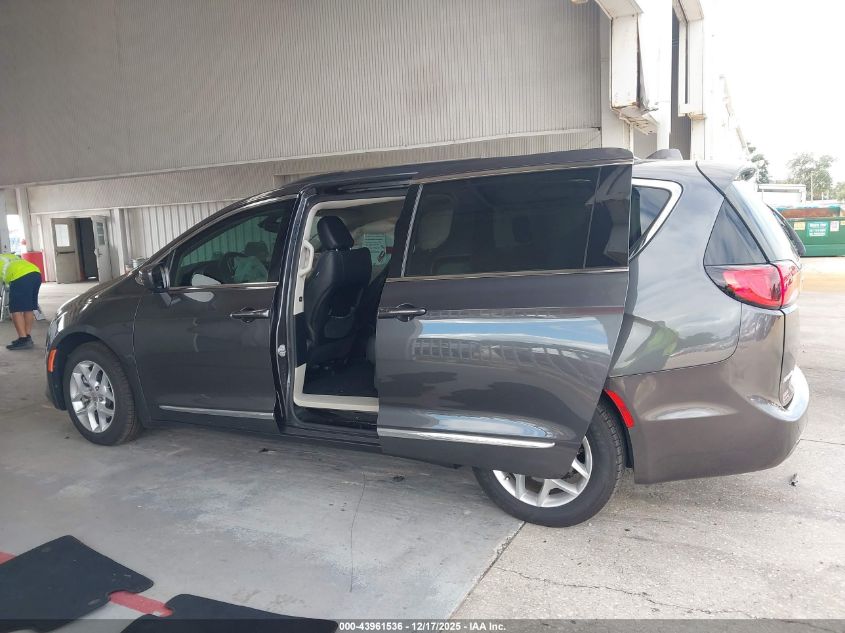 2017 Chrysler Pacifica Touring-L VIN: 2C4RC1BG2HR516134 Lot: 43961536