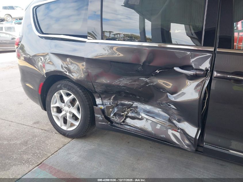 2017 Chrysler Pacifica Touring-L VIN: 2C4RC1BG2HR516134 Lot: 43961536