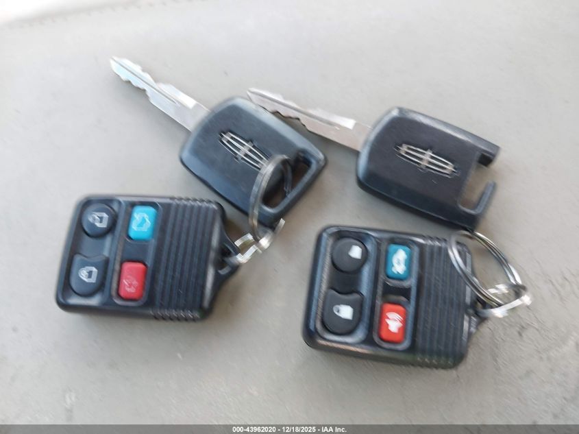 2003 Lincoln Town Car Signature VIN: 1LNHM82W93Y700737 Lot: 43962020