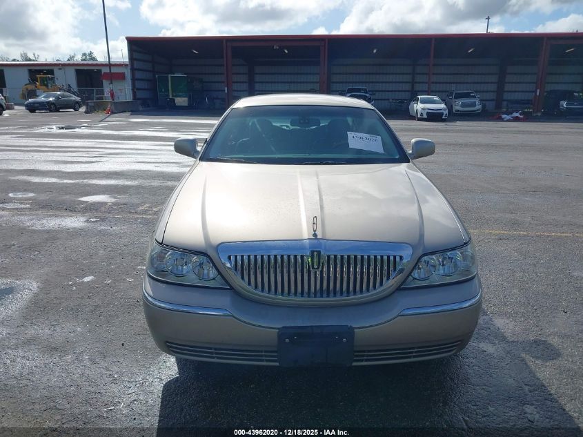 2003 Lincoln Town Car Signature VIN: 1LNHM82W93Y700737 Lot: 43962020