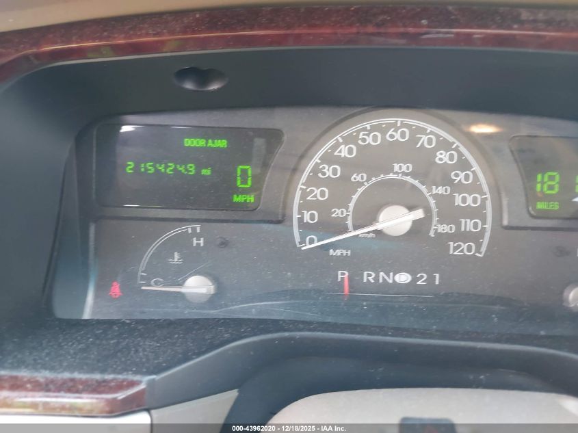 2003 Lincoln Town Car Signature VIN: 1LNHM82W93Y700737 Lot: 43962020