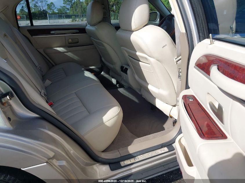 2003 Lincoln Town Car Signature VIN: 1LNHM82W93Y700737 Lot: 43962020