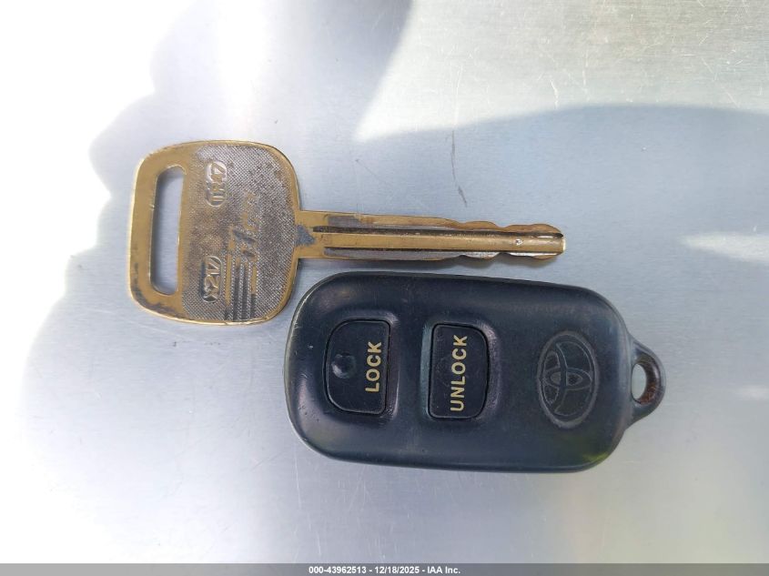 2000 Toyota Sienna Le VIN: 4T3ZF13C7YU311675 Lot: 43962513