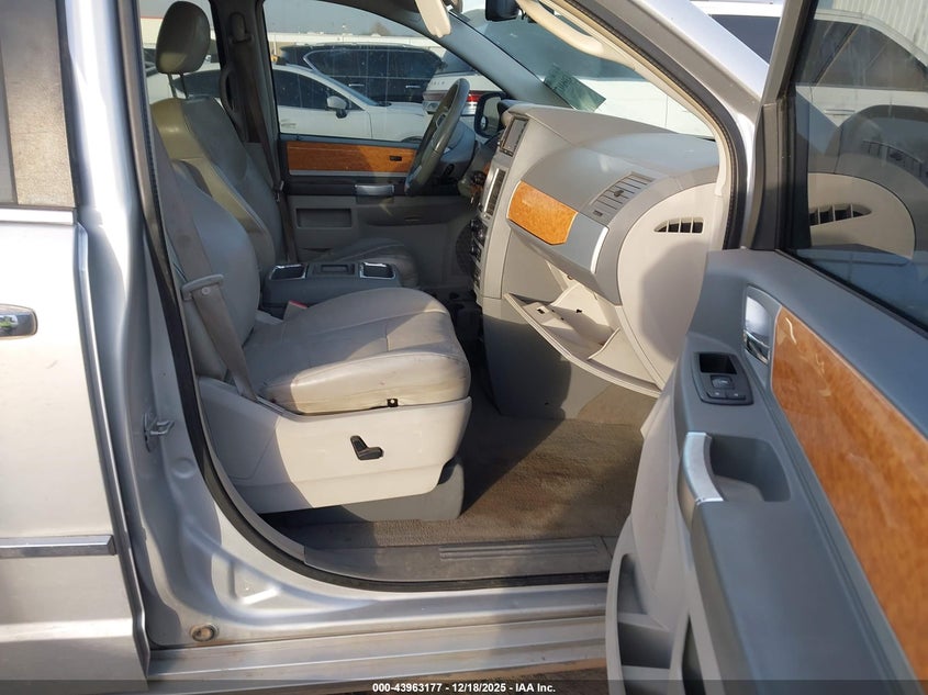 2010 Chrysler Town & Country Limited