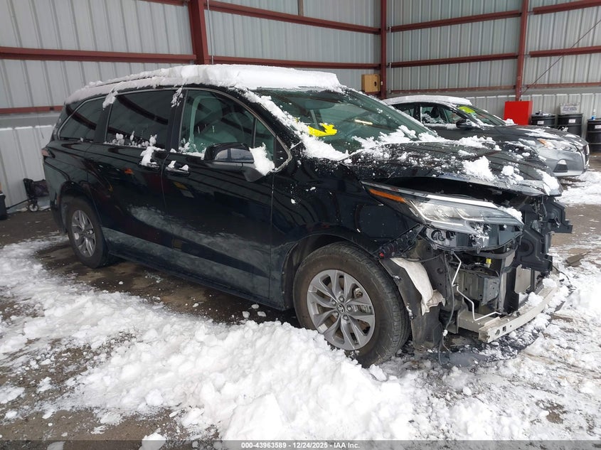 2022 Toyota Sienna Xle