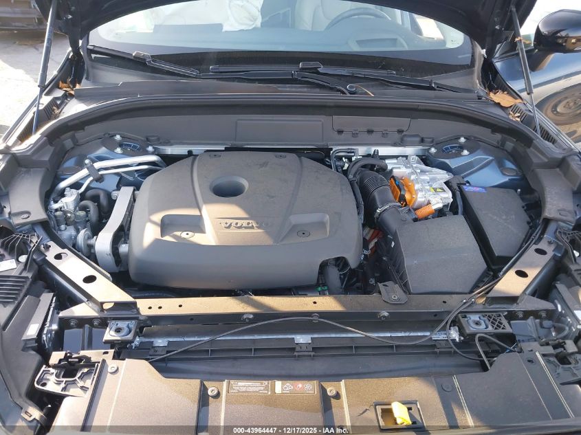 2025 Volvo Xc60 Plug-In Hybrid Ultra, T8 Awd Electric/Gasoline, Dark VIN: YV4H60RM7S1027519 Lot: 43964447
