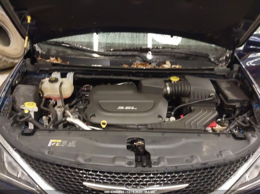 2017 Chrysler Pacifica Touring-L VIN: 2C4RC1BG4HR823627 Lot: 43966594