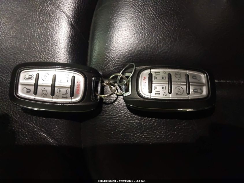 2017 Chrysler Pacifica Touring-L VIN: 2C4RC1BG4HR823627 Lot: 43966594