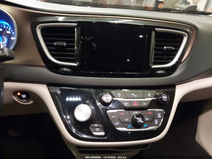 2017 Chrysler Pacifica Touring-L VIN: 2C4RC1BG4HR823627 Lot: 43966594