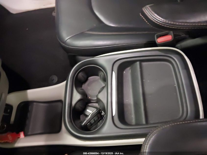 2017 Chrysler Pacifica Touring-L VIN: 2C4RC1BG4HR823627 Lot: 43966594