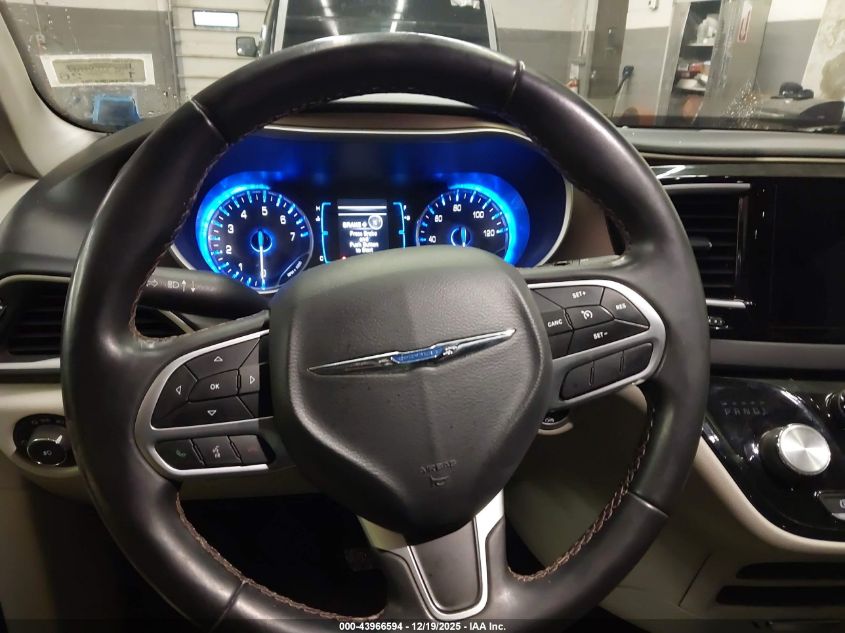 2017 Chrysler Pacifica Touring-L VIN: 2C4RC1BG4HR823627 Lot: 43966594