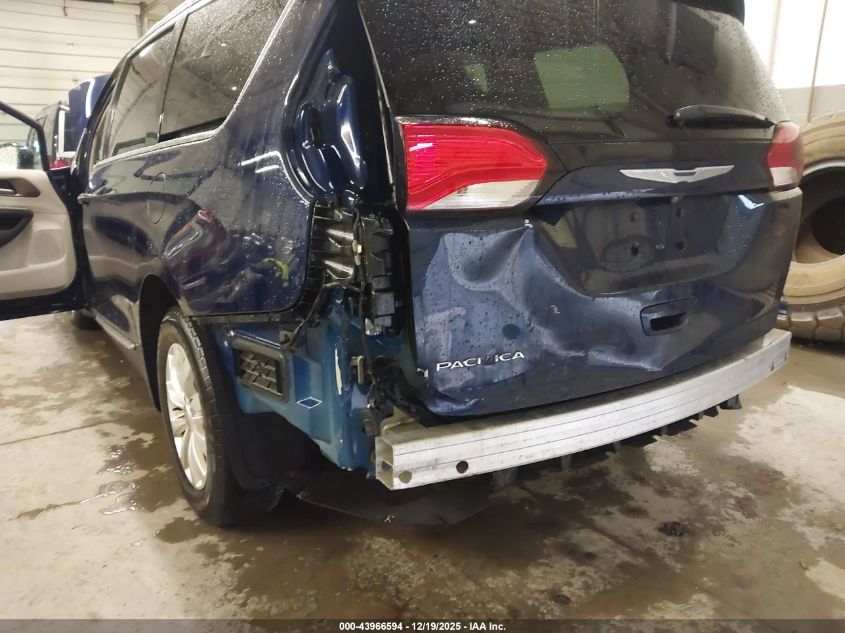 2017 Chrysler Pacifica Touring-L VIN: 2C4RC1BG4HR823627 Lot: 43966594