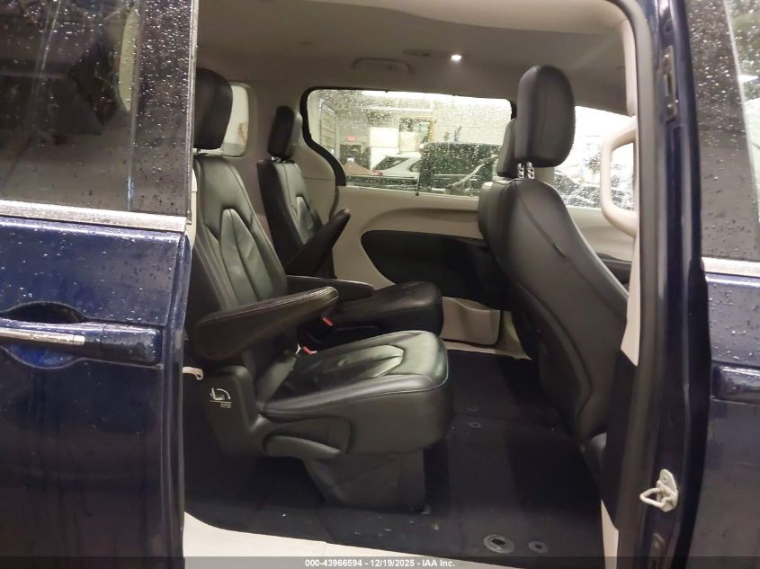 2017 Chrysler Pacifica Touring-L VIN: 2C4RC1BG4HR823627 Lot: 43966594