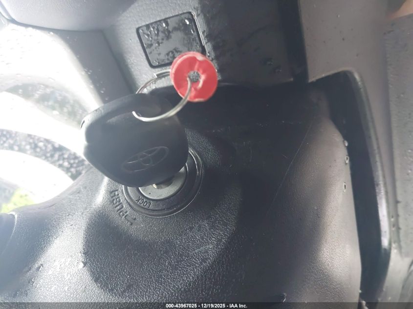 2018 Toyota Rav4 Le VIN: 2T3BFREV5JW810950 Lot: 43967025