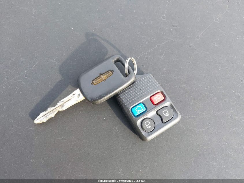 2005 Lincoln Town Car Executive L VIN: 1LNHM84W05Y667093 Lot: 43968100